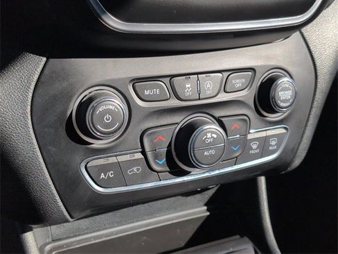 Used 2022 Jeep Cherokee Latitude Lux image 22