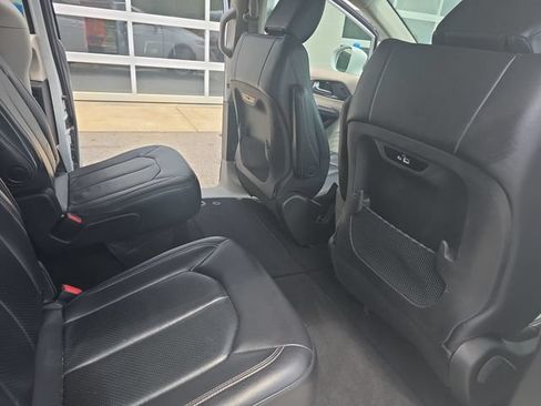 Used 2022 Chrysler Pacifica Touring-L FWD image 12