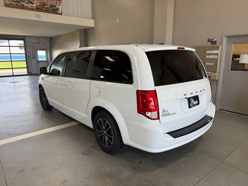 Used 2018 Dodge Grand Caravan SE FWD image 5