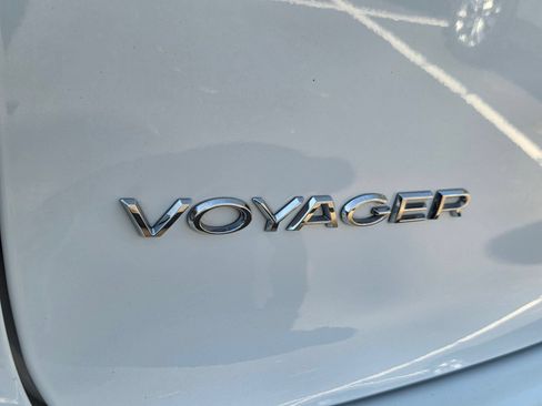 Used 2022 Chrysler Voyager LX FWD image 9