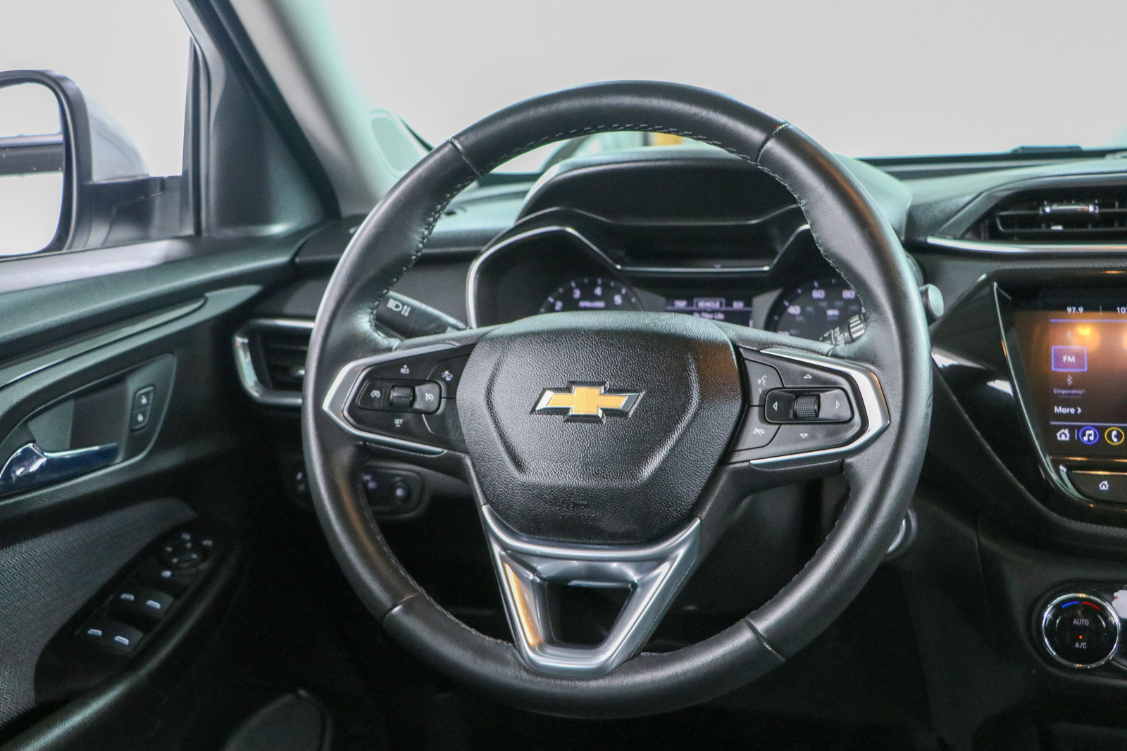 Used 2021 Chevrolet TrailBlazer LT w/ Premium Seating Package FWD image 12