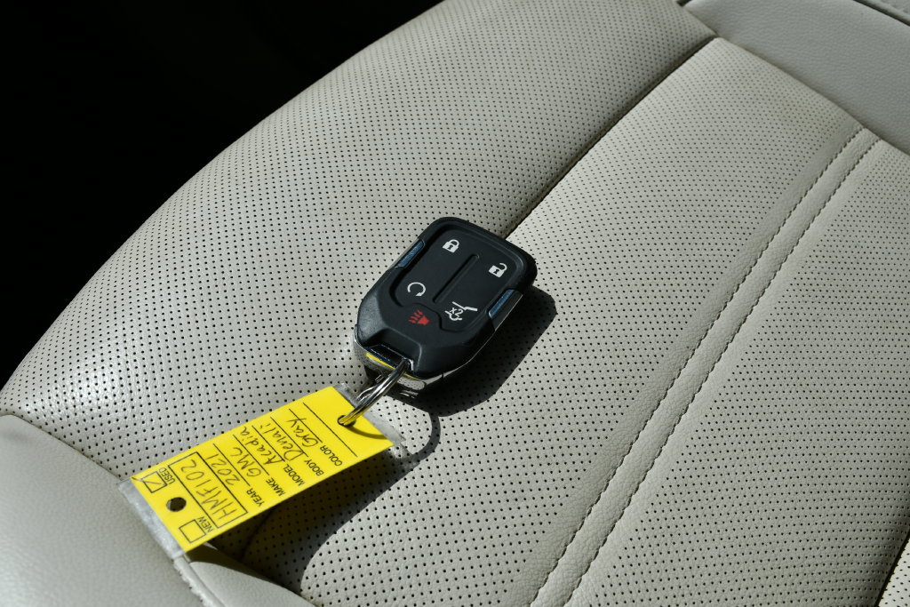 Used 2021 GMC Acadia Denali w/ Denali Technology Package FWD image 18