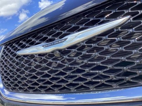 Used 2024 Chrysler Pacifica Touring-L FWD image 3