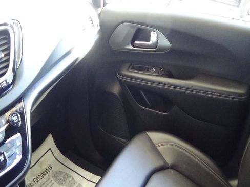 Used 2025 Chrysler Pacifica Select FWD image 32
