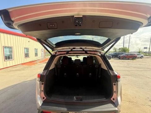 Used 2025 Nissan Pathfinder SV FWD image 9