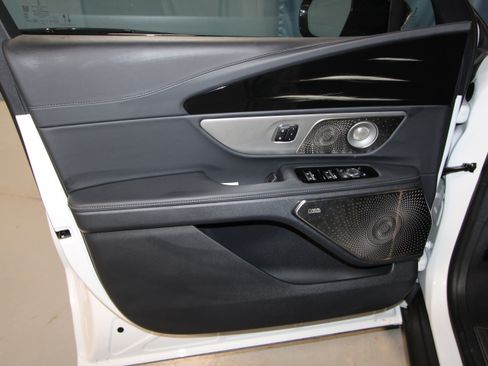 New 2026 Lincoln Nautilus Reserve image 4