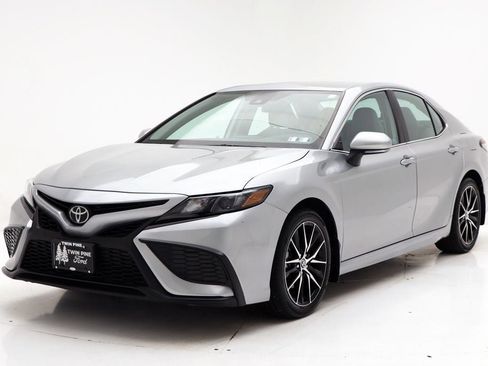 Used 2024 Toyota Camry SE image 5