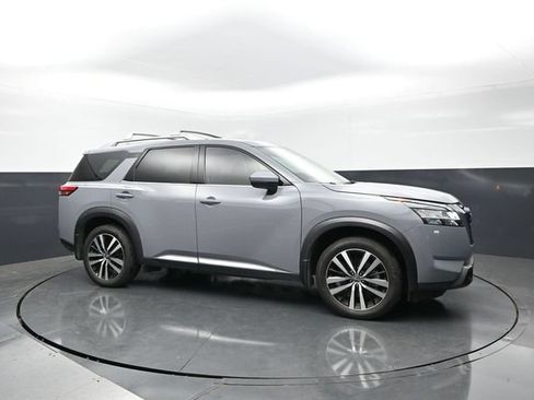 Used 2024 Nissan Pathfinder Platinum FWD image 6