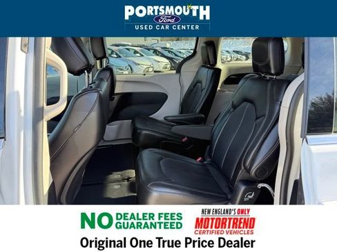 Used 2024 Chrysler Pacifica Touring-L image 5