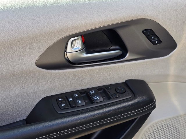 Used 2022 Chrysler Pacifica Touring-L FWD image 21