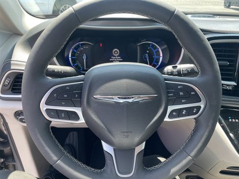 Used 2022 Chrysler Pacifica Touring-L w/ Uconnect Theater Family Group image 20