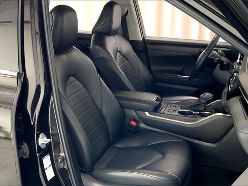 Used 2022 Toyota Highlander XLE image 6