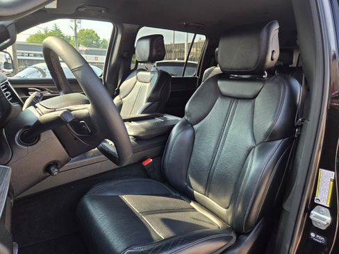 Used 2024 Jeep Wagoneer L Series II w/ Flexible Seating Group AWD/4WD image 16