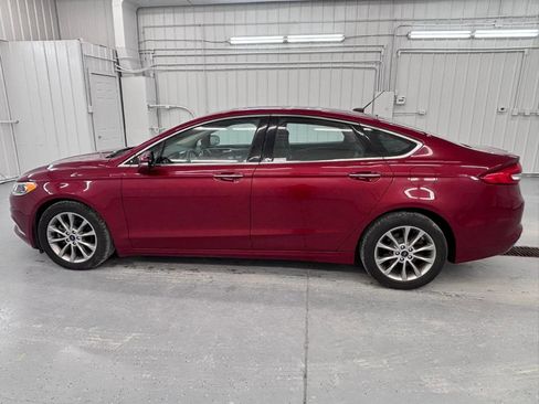 Used 2017 Ford Fusion SE w/ Fusion SE Technology Package FWD image 2