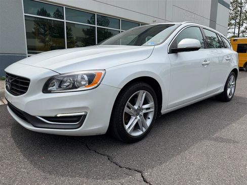 Used 2015 Volvo V60 T5 Premier FWD image 2