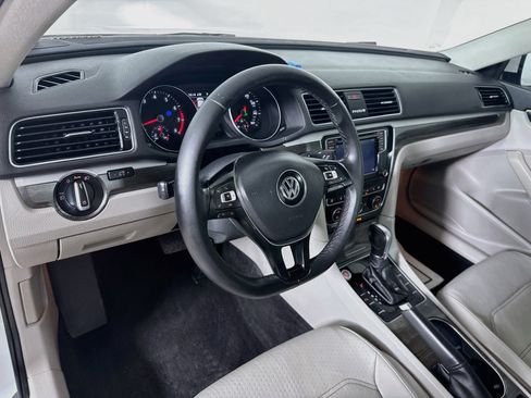 Used 2018 Volkswagen Passat 2.0T SE FWD image 8
