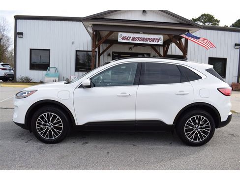 Used 2022 Ford Escape Titanium image 2