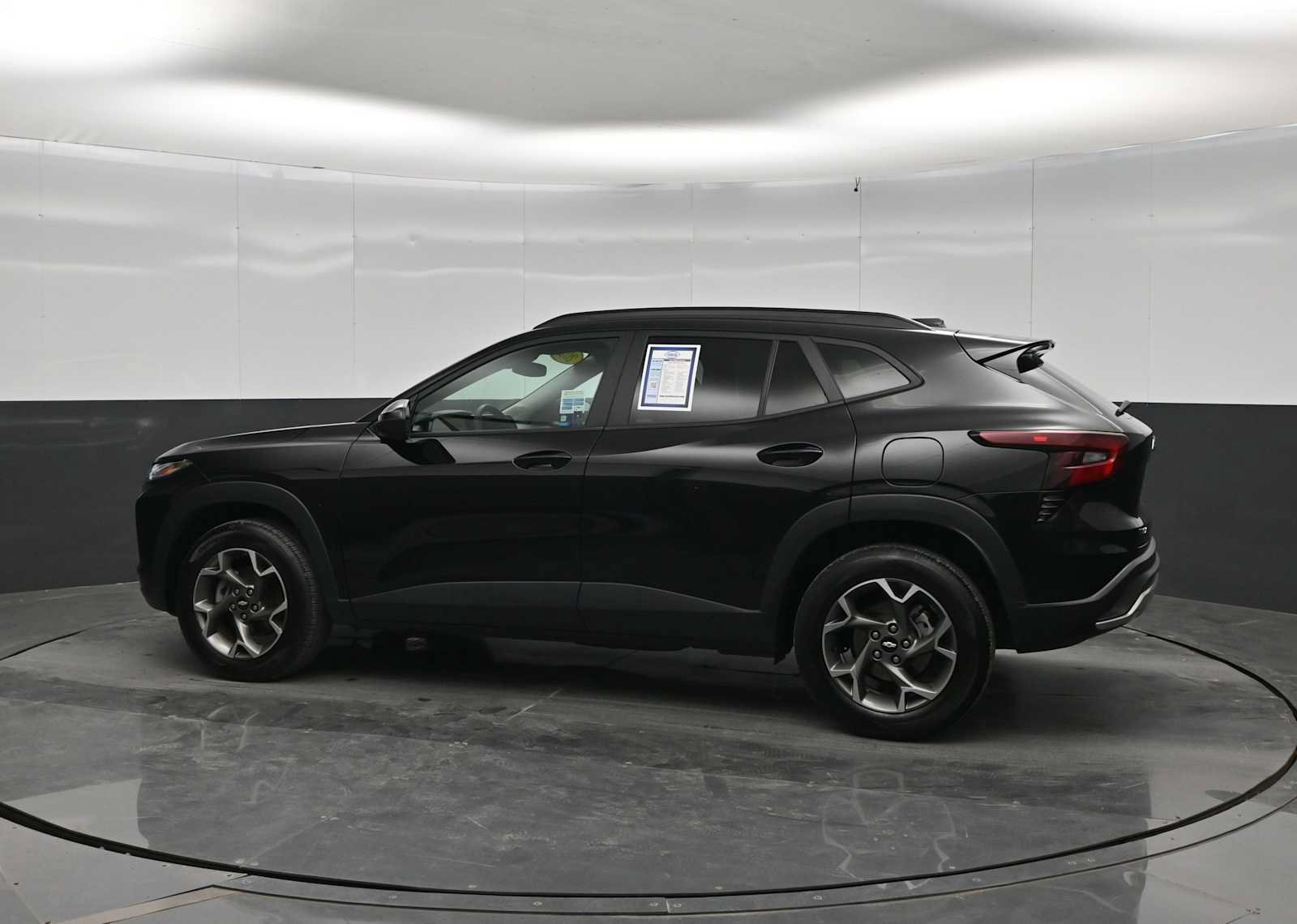 Used 2025 Chevrolet Trax LT FWD image 5