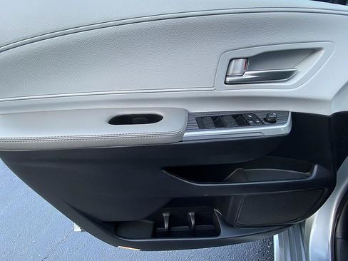 Used 2025 Toyota Sienna XLE FWD image 9