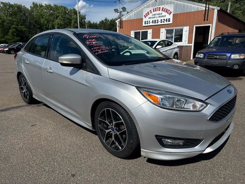 Used 2016 Ford Focus SE w/ SE Sport Package FWD image 3