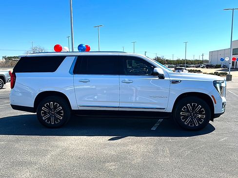 Used 2025 GMC Yukon XL Elevation image 9
