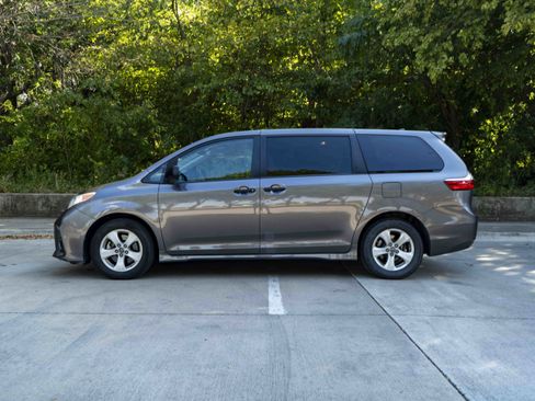 Used 2019 Toyota Sienna L FWD image 6