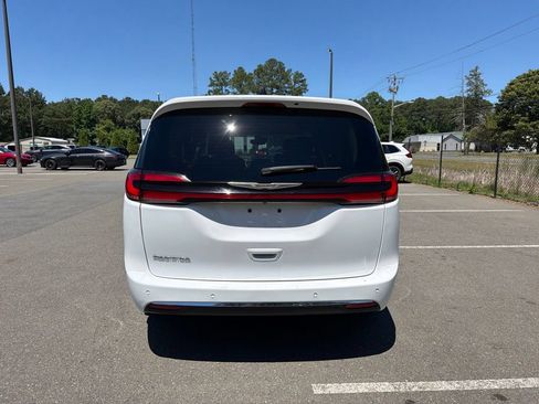 Used 2024 Chrysler Pacifica Touring-L FWD image 6