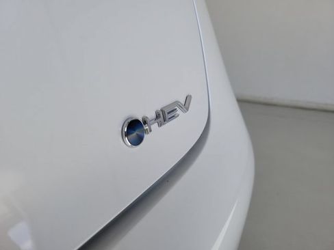Used 2025 Toyota Prius LE FWD image 8