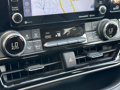 Used 2022 Toyota Highlander XLE FWD image 24