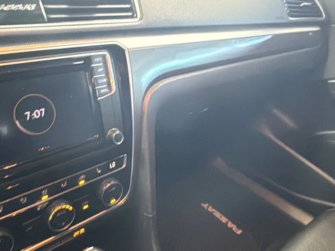 Used 2018 Volkswagen Passat 2.0T R-Line w/ R-Line Lighting Package FWD image 19