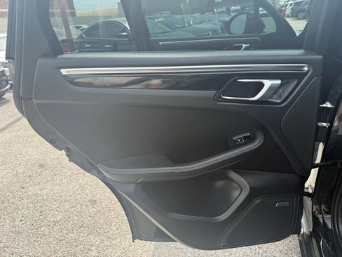 Used 2018 Porsche Macan AWD/4WD image 16