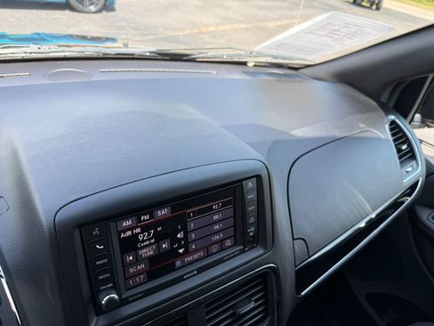 Used 2020 Dodge Grand Caravan SE FWD image 35