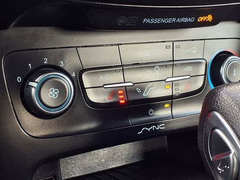 Used 2017 Ford Focus SE w/ Cold Weather Package image 5