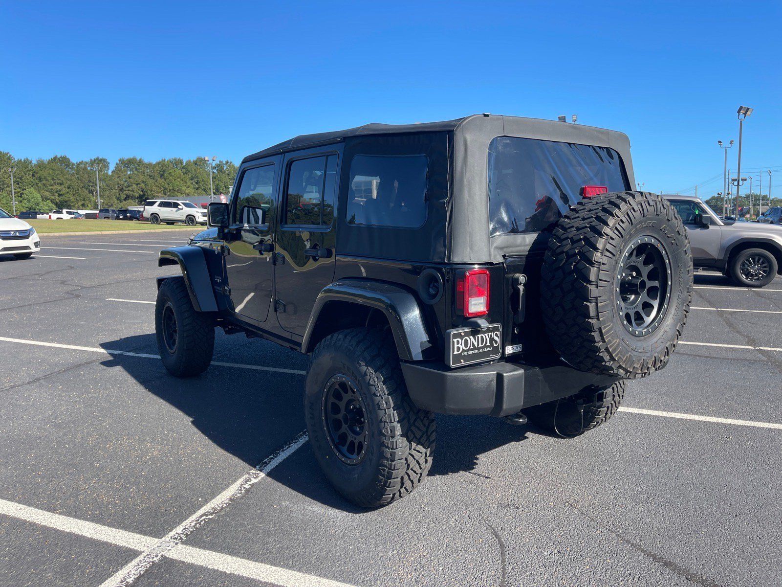 Used 2016 Jeep Wrangler Unlimited Sahara AWD/4WD image 14