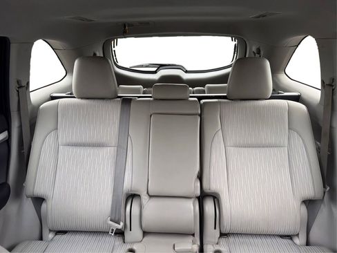 Used 2019 Toyota Highlander Plus FWD image 15