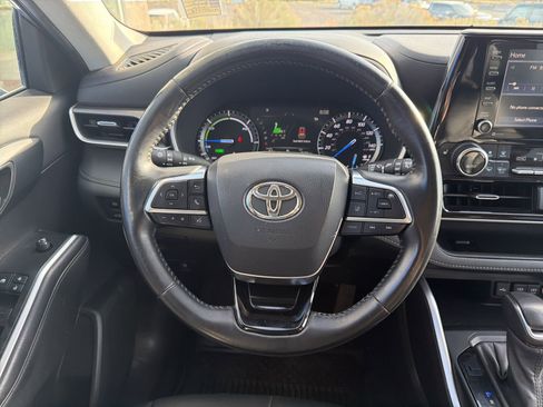 Used 2021 Toyota Highlander XLE AWD/4WD image 11