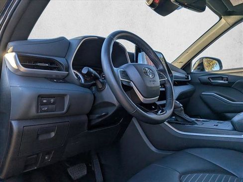 Used 2024 Toyota Highlander XSE image 9