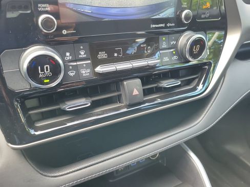 Used 2022 Toyota Highlander LE FWD image 26
