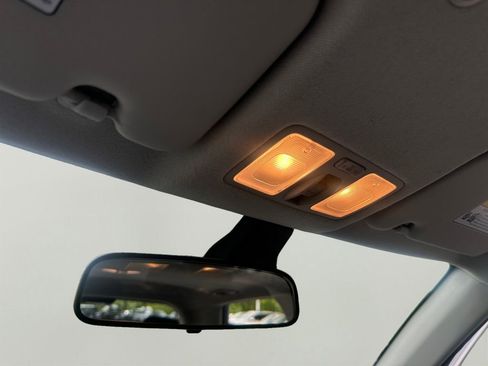 Used 2025 Hyundai Venue SEL FWD image 21
