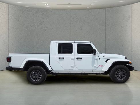 Used 2024 Jeep Gladiator Sport AWD/4WD image 3