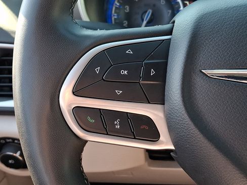 Used 2024 Chrysler Pacifica Touring-L FWD image 21