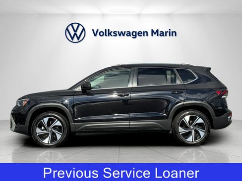 Used 2025 Volkswagen Taos SE w/ Panoramic Sunroof Package image 2