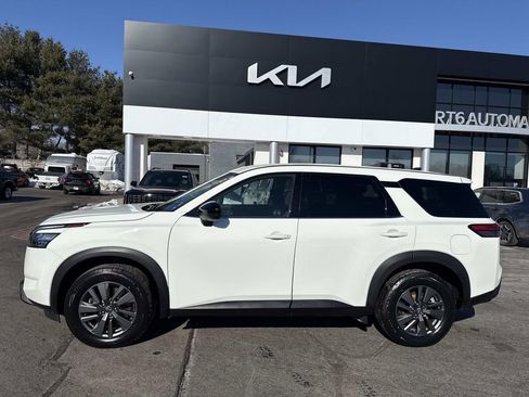 Used 2024 Nissan Pathfinder S image 2