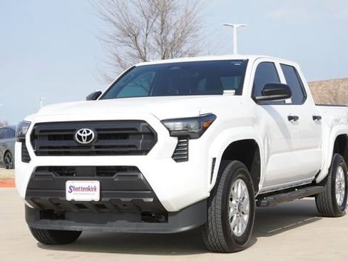Used 2025 Toyota Tacoma SR image 3