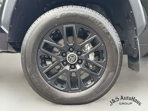 Used 2024 Toyota Tundra Limited AWD/4WD image 38