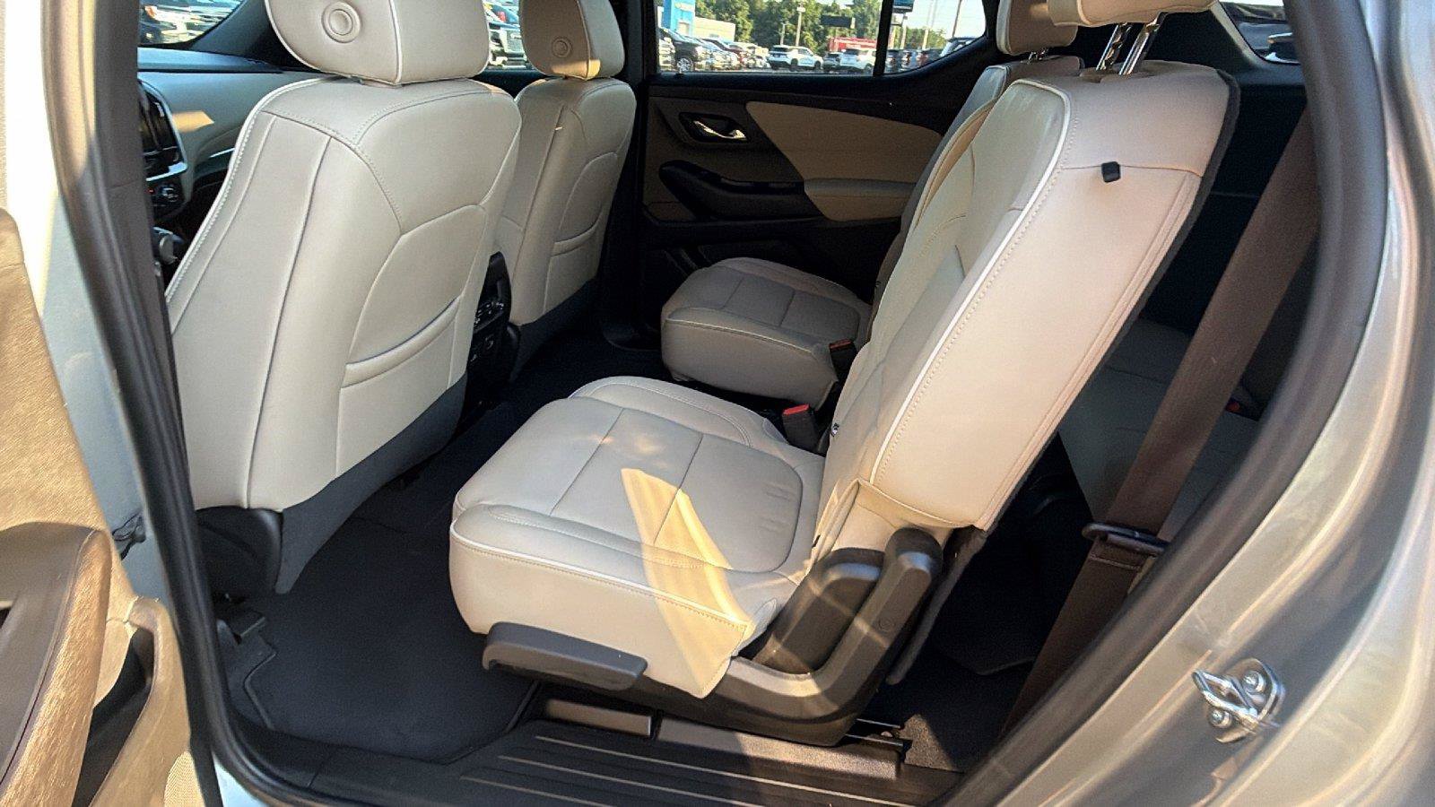 Used 2023 Chevrolet Traverse Premier FWD image 24