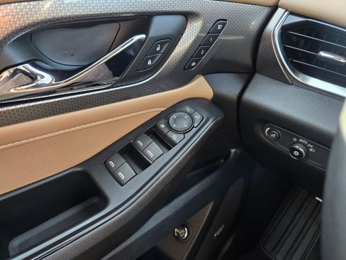 Used 2023 Chevrolet Traverse Premier image 22