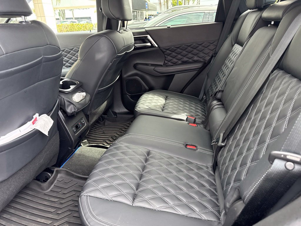 Used 2024 Mitsubishi Outlander 4WD Plug-In Hybrid image 9