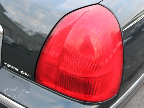 Used 2003 Lincoln Town Car Signature image 25