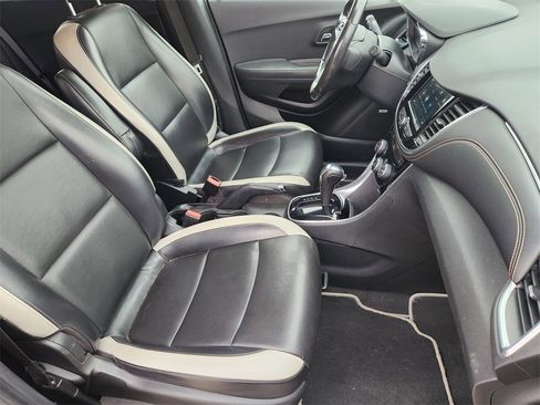 Used 2019 Chevrolet Trax Premier w/ Midnight Edition image 16